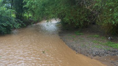 Barajda ani su baskınları, görünür su türbülansa dönüşür çünkü nehir boyunca toprak tortuları taşır..