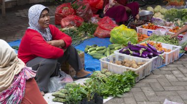 Ponorogo, Jawa Timur, Endonezya - 01 / 02 / 2020: Çeşitli ürünlerle geleneksel pazarlarda işlem yapan insanlar. Yerel ürünler ve ithal ürünler alıcılar için tercih edilen ürünlerdir