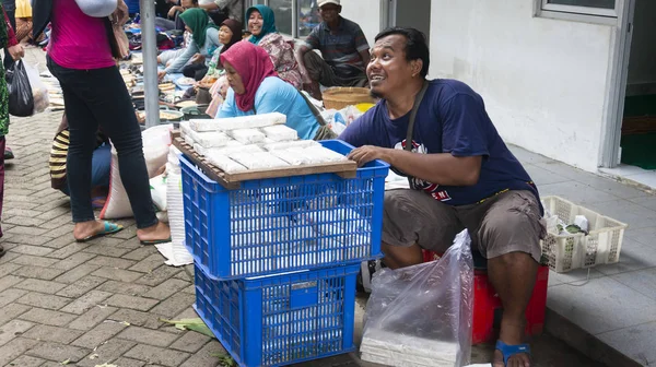 Ponorogo, Jawa Timur, Indonesia- 01 / 02 / 2020: Le persone che stanno operando nei mercati tradizionali con una varietà di merci. Prodotti locali e prodotti importati sono i prodotti di scelta per gli acquirenti — Foto Stock