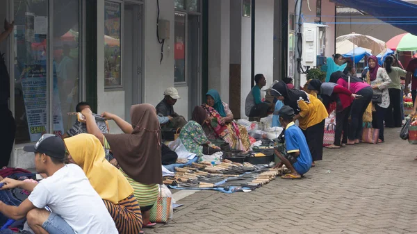 Ponorogo, Jawa Timur, Indonesia- 01 / 02 / 2020: Le persone che stanno operando nei mercati tradizionali con una varietà di merci. Prodotti locali e prodotti importati sono i prodotti di scelta per gli acquirenti — Foto Stock