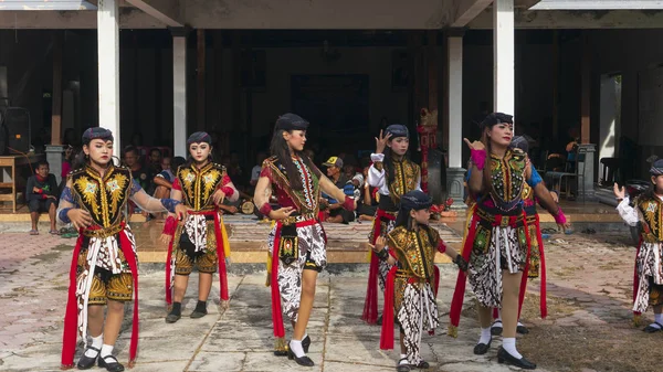 Ponorogo, Indonesia- 11 / 02 / 2020: Algunos bailarines de jathil están actuando. Una de las artes ponorogo reog con un valor cultural que sigue siendo sostenible hoy en día —  Fotos de Stock