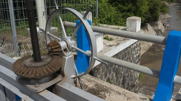 댐의 물 배출 조절 기계에 있는 기어 휠의 표면 — 스톡 사진