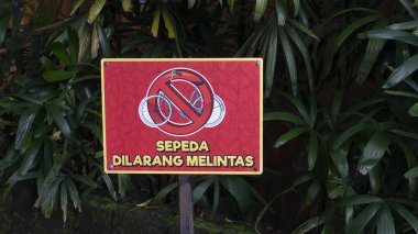 Turistik bölgelerdeki işaretler ve uyarılar