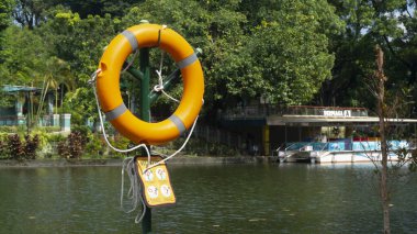 Turuncu lifebuoy, Bütün su kurtarma acil donanımları.