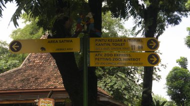 Turistik bölgelerdeki işaretler ve uyarılar