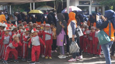 Surakarta, Central Java, Endonezya - 10 / 03 / 2020: Anaokulları ve yetişkin çocuklar kalabalığı hayvanat bahçesine yürüyor, hem tatil hem de eğitim alıyorlar