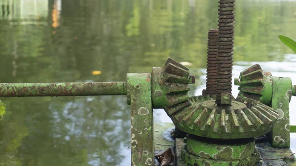 Régulateur Canaux Eau Dans Lac Semble Mousseux Parce Est Rarement — Photo