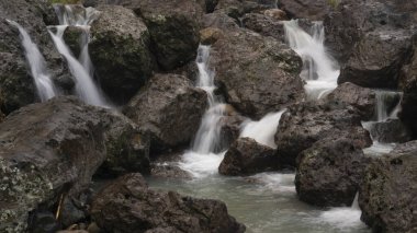 Tepelerde yumuşak şelaleleri olan kayalıklar