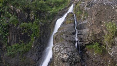 Tepelerde yumuşak şelaleleri olan kayalıklar