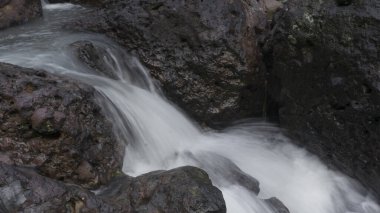 Tepelerde yumuşak şelaleleri olan kayalıklar