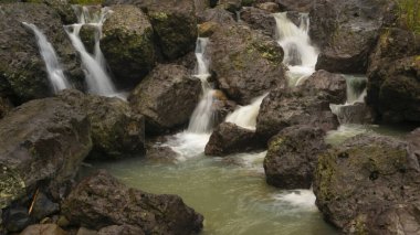 Tepelerde yumuşak şelaleleri olan kayalıklar