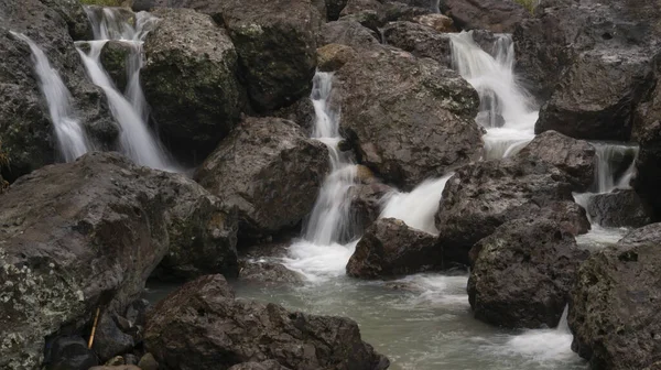 Tepelerde yumuşak şelaleleri olan kayalıklar