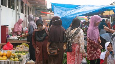 Geleneksel bir pazarda ticaret. En kaliteli sebze, meyve ve gıda ürünleri olan çeşitli yerel ürünler var - Ponorogo, Doğu Java, Endonezya - 10 / 05 / 2020