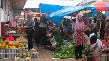 Geleneksel bir pazarda ticaret. En kaliteli sebze, meyve ve gıda ürünleri olan çeşitli yerel ürünler var - Ponorogo, Doğu Java, Endonezya - 10 / 05 / 2020