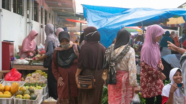 Geleneksel bir pazarda ticaret. En kaliteli sebze, meyve ve gıda ürünleri olan çeşitli yerel ürünler var - Ponorogo, Doğu Java, Endonezya - 10 / 05 / 2020