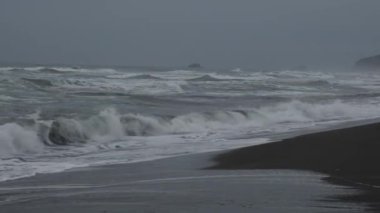 Pasifik 'te sonbaharda Kamçatka' da dalgalar