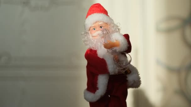 Санта Клаус грає на саксофоні. — стокове відео