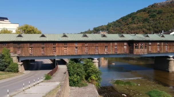 Puente cubierto Lovech Río Osam — Vídeo de stock