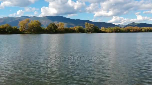 Летите над озером с красивой панорамой — стоковое видео