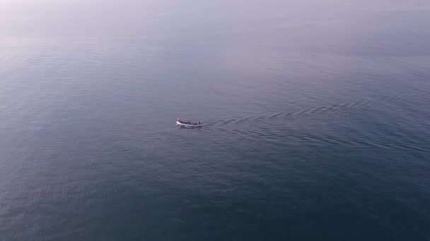 Um barco solitário no mar — Vídeo de Stock