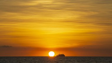 Denizde gün batımı. Günbatımında alışılmadık bir gökyüzü Günbatımında gökyüzü. Olağandışı şekilli bulutlar. Denizde tatil
