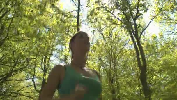Jovem mulher correndo no parque da primavera — Vídeo de Stock