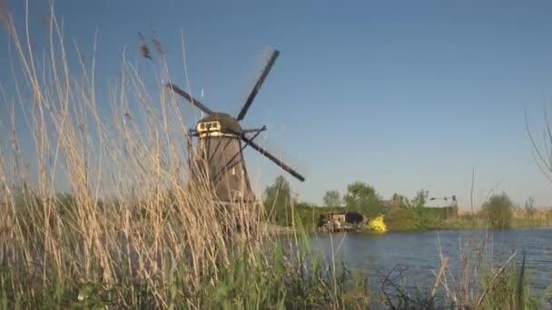 Landschaft mit sich drehender Windmühle am Kanal — Stockvideo