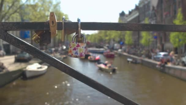 Cadeados bloqueados na bela ponte velha — Vídeo de Stock