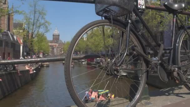 Велосипеди, припарковані на стоянку на мосту — стокове відео