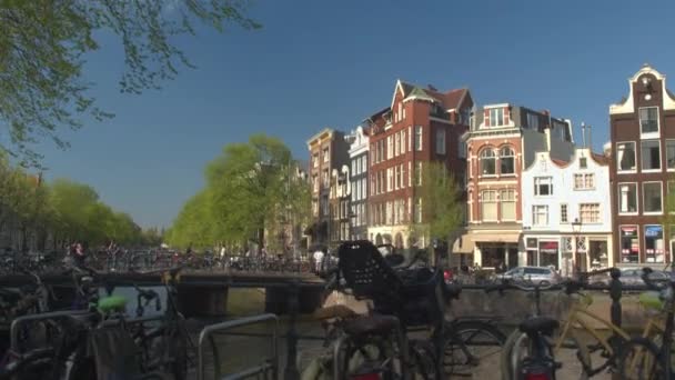 Fietsen geparkeerd op de parkeerplaats op brug — Stockvideo