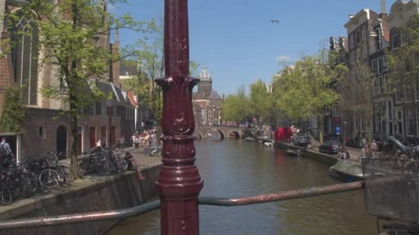 Vélos stationnés sur l'espace de stationnement sur le pont — Video