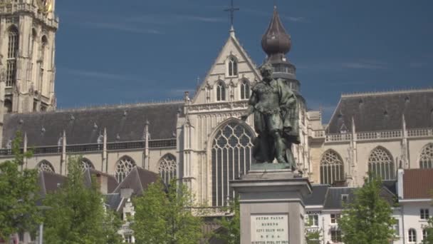 Rubens standbeeld op het groene plein in Antwerpen — Stockvideo