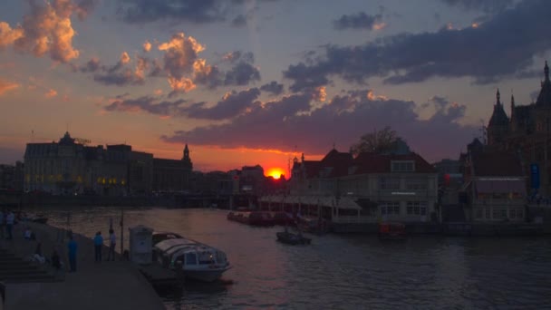 Zonsondergang boven de rivier kanaal op centraal station — Stockvideo