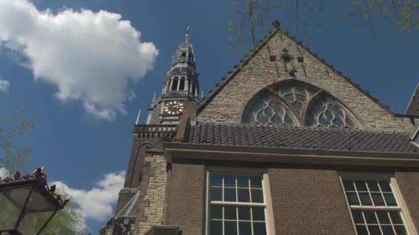Hermosa arquitectura de Oude Kerk en Amsterdam — Vídeo de stock