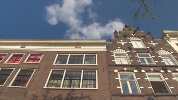 Casas de canal lindo em Amsterdã — Vídeo de Stock