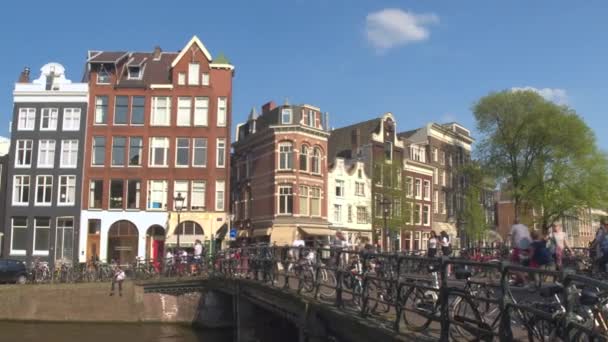 Overvolle oude brug in Amsterdam — Stockvideo