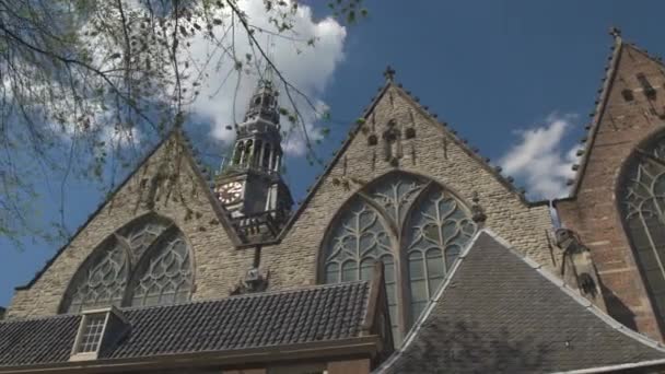 Mooie architectuur van de Oude Kerk te Amsterdam — Stockvideo