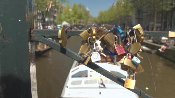 Cadeados bloqueados na bela ponte velha — Vídeo de Stock