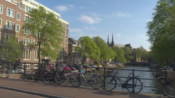 Fahrräder auf Parkplatz an Brücke abgestellt — Stockvideo