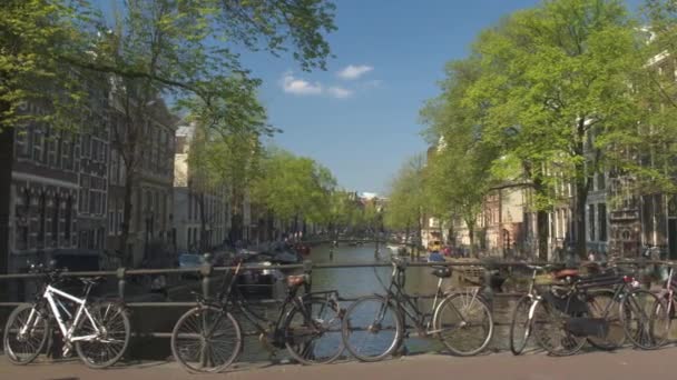 Vélos stationnés sur l'espace de stationnement sur le pont — Video