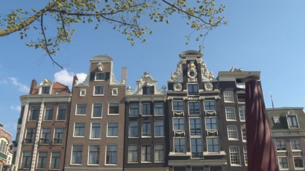 Prachtige grachtenpanden in Amsterdam — Stockvideo