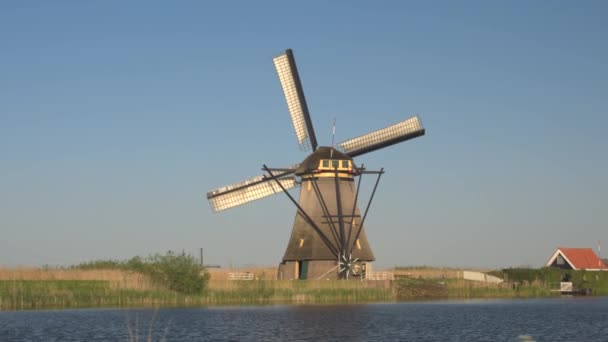 Landschaft mit sich drehender Windmühle am Kanal — Stockvideo