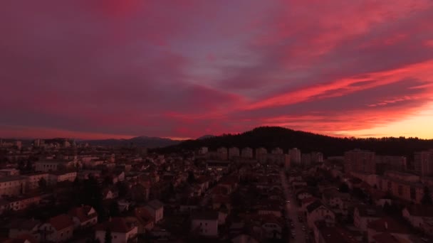 Kleurrijke zonsondergang in stad — Stockvideo