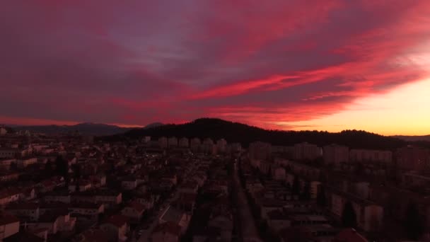 Kleurrijke zonsondergang in stad — Stockvideo