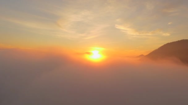 Hermoso amanecer en las nubes — Vídeo de stock