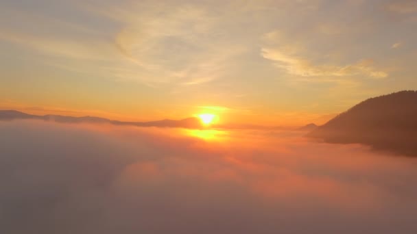 Hermoso amanecer en las nubes — Vídeos de Stock