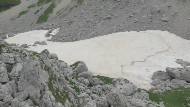 Flygande över branta backen — Stockvideo