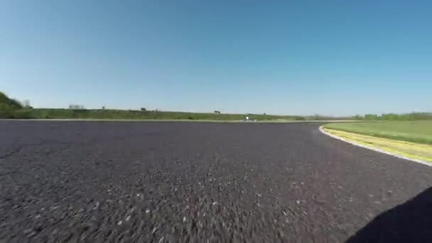 Racecar conduciendo rápido en la pista de carreras — Vídeo de stock