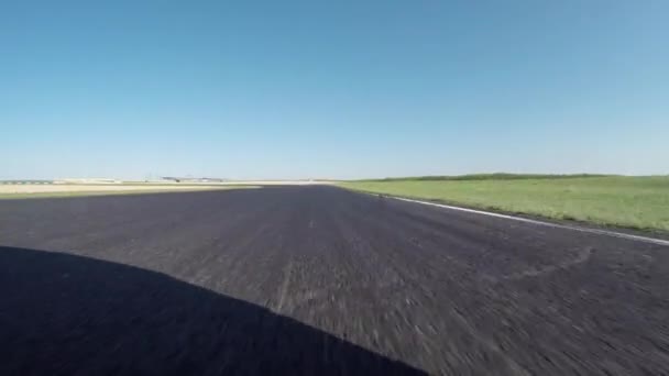 Rennwagen mit hoher Geschwindigkeit auf der Rennstrecke — Stockvideo