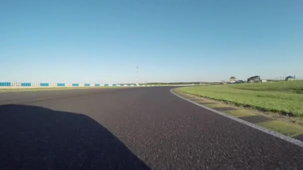 Racecar conduciendo rápido en la pista de carreras — Vídeo de stock